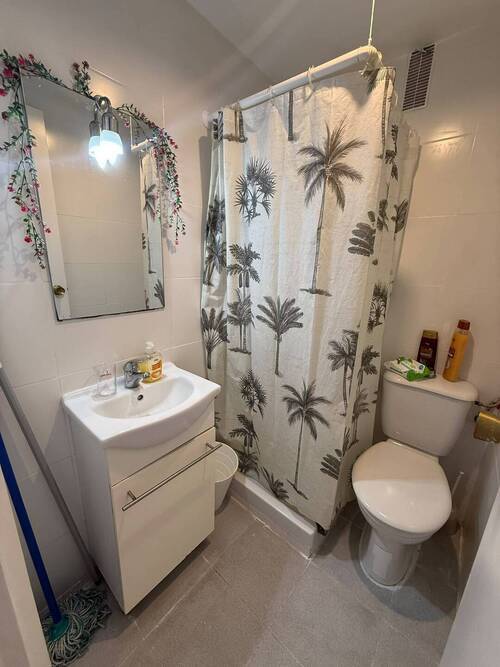 Room in a 3-person shared flat in Eixample · 4