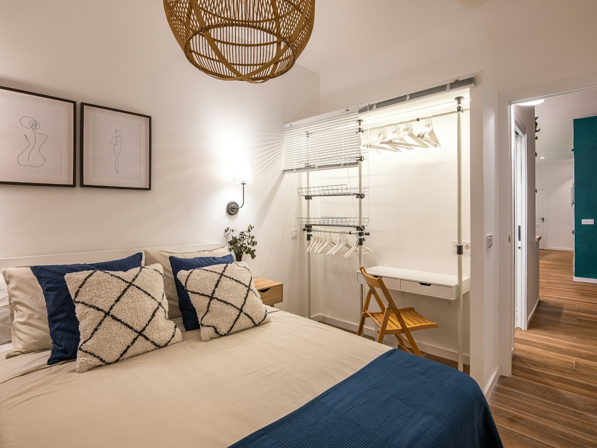 Furnished room in a 6-person shared flat in Ciutat Vella · 2