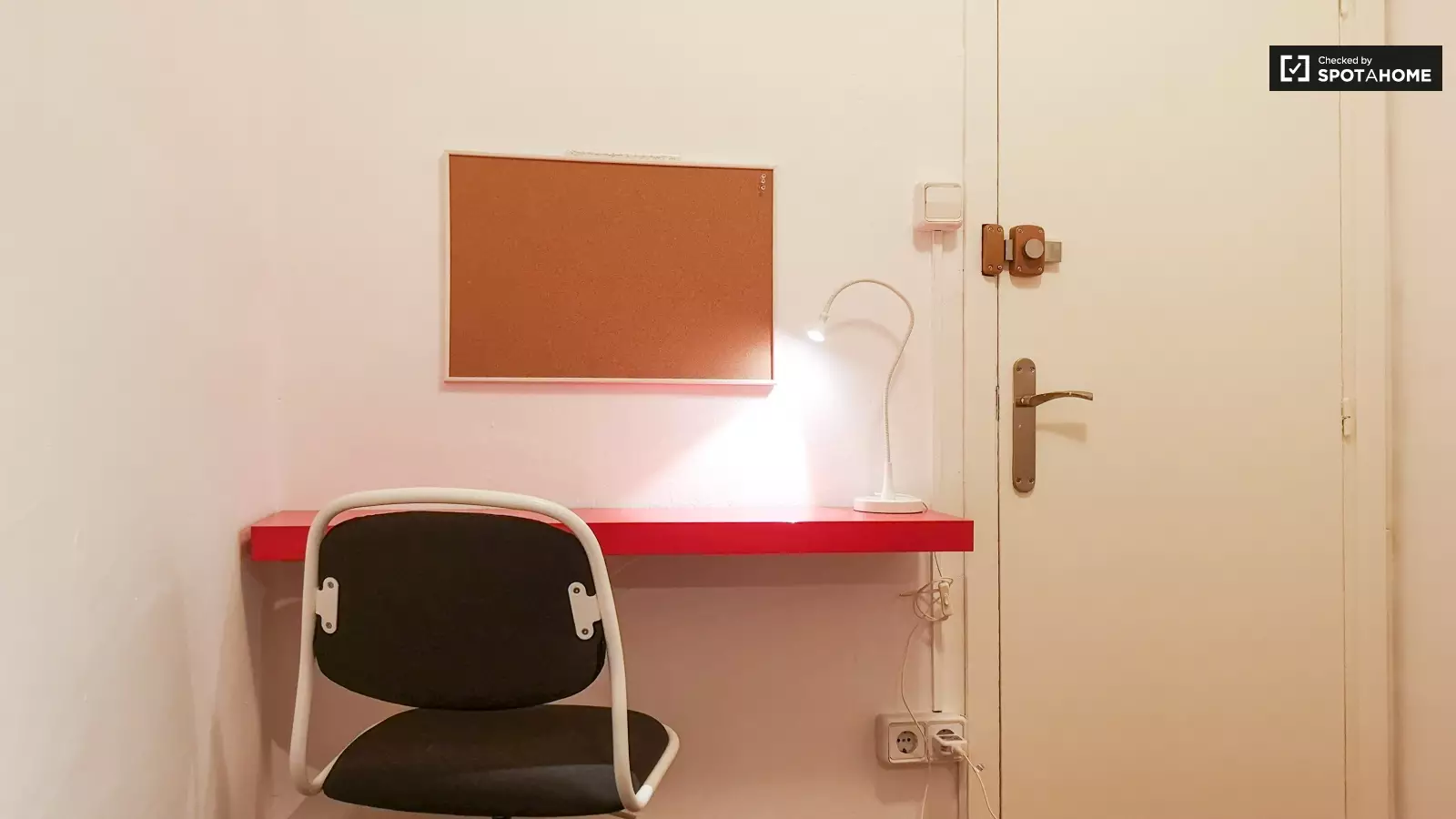 Furnished room in a 3-person shared flat in L'Hospitalet · 4