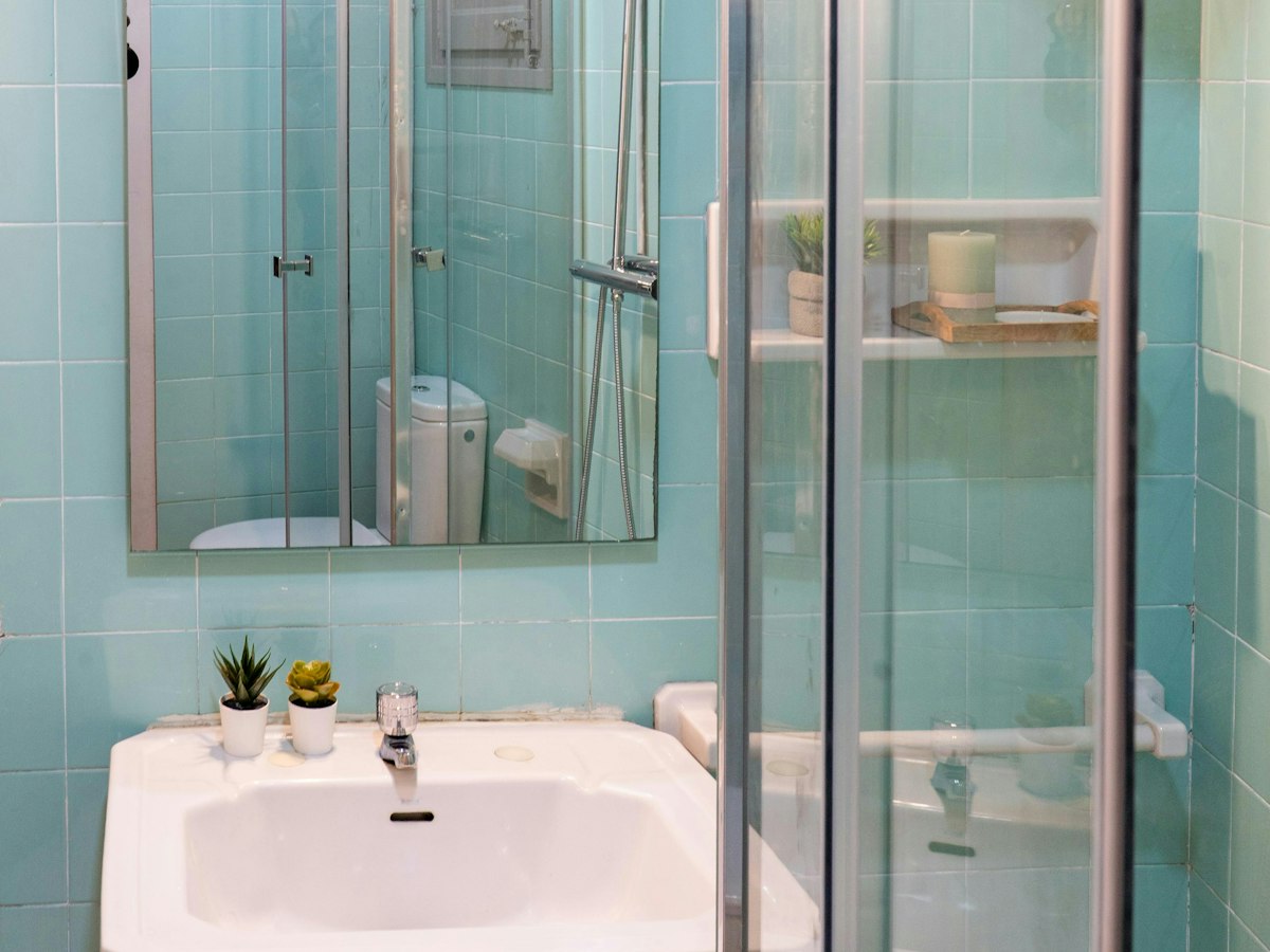 Habitación amueblada en piso compartido de 9 personas en Ciutat Vella · 3
