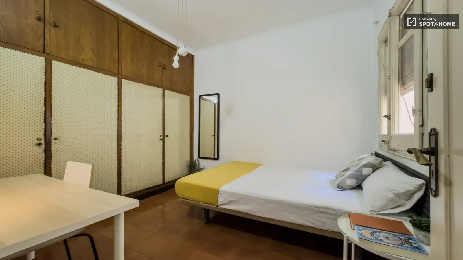 Furnished room in a 7-person shared flat in Eixample · 2