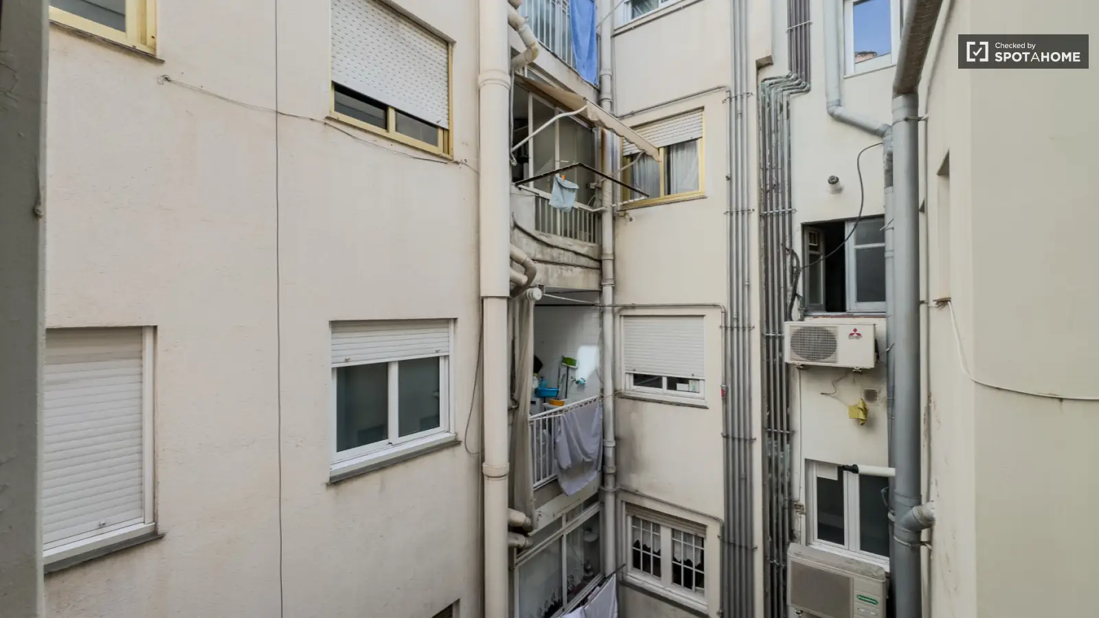 Furnished room in a 7-person shared flat in Eixample · 3