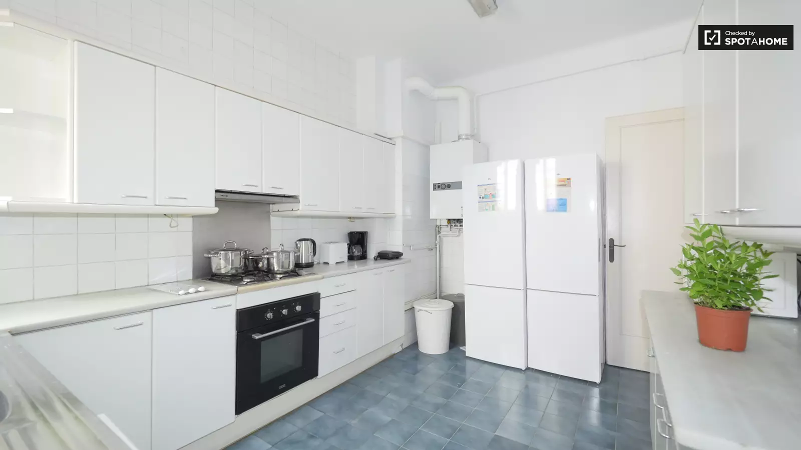 Furnished room in a 7-person shared flat in Eixample · 4
