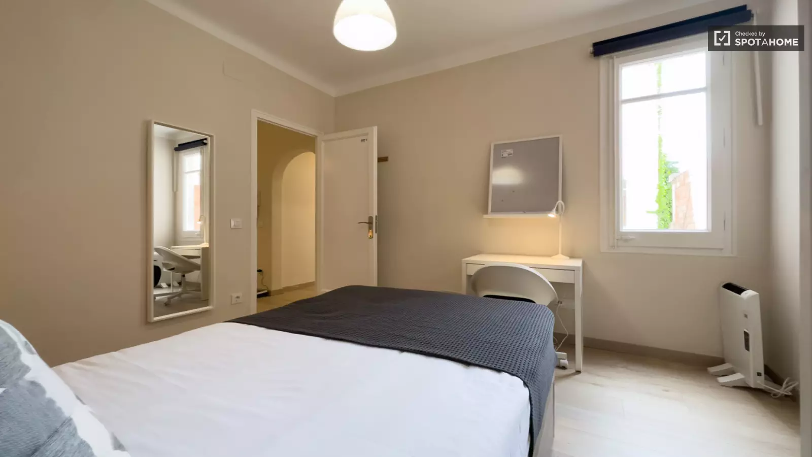 Habitación amueblada en piso compartido de 6 personas en Gràcia · 2
