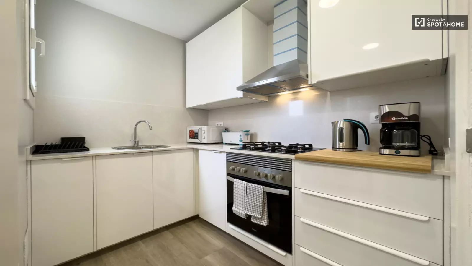 Habitación amueblada en piso compartido de 6 personas en Gràcia · 4