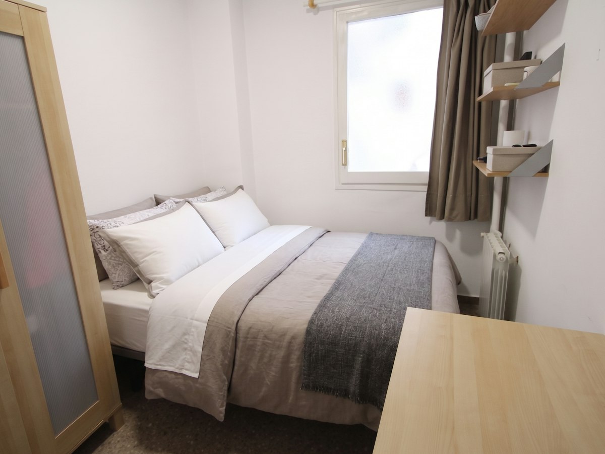 Habitación amueblada en piso compartido de 4 personas en Eixample · 2