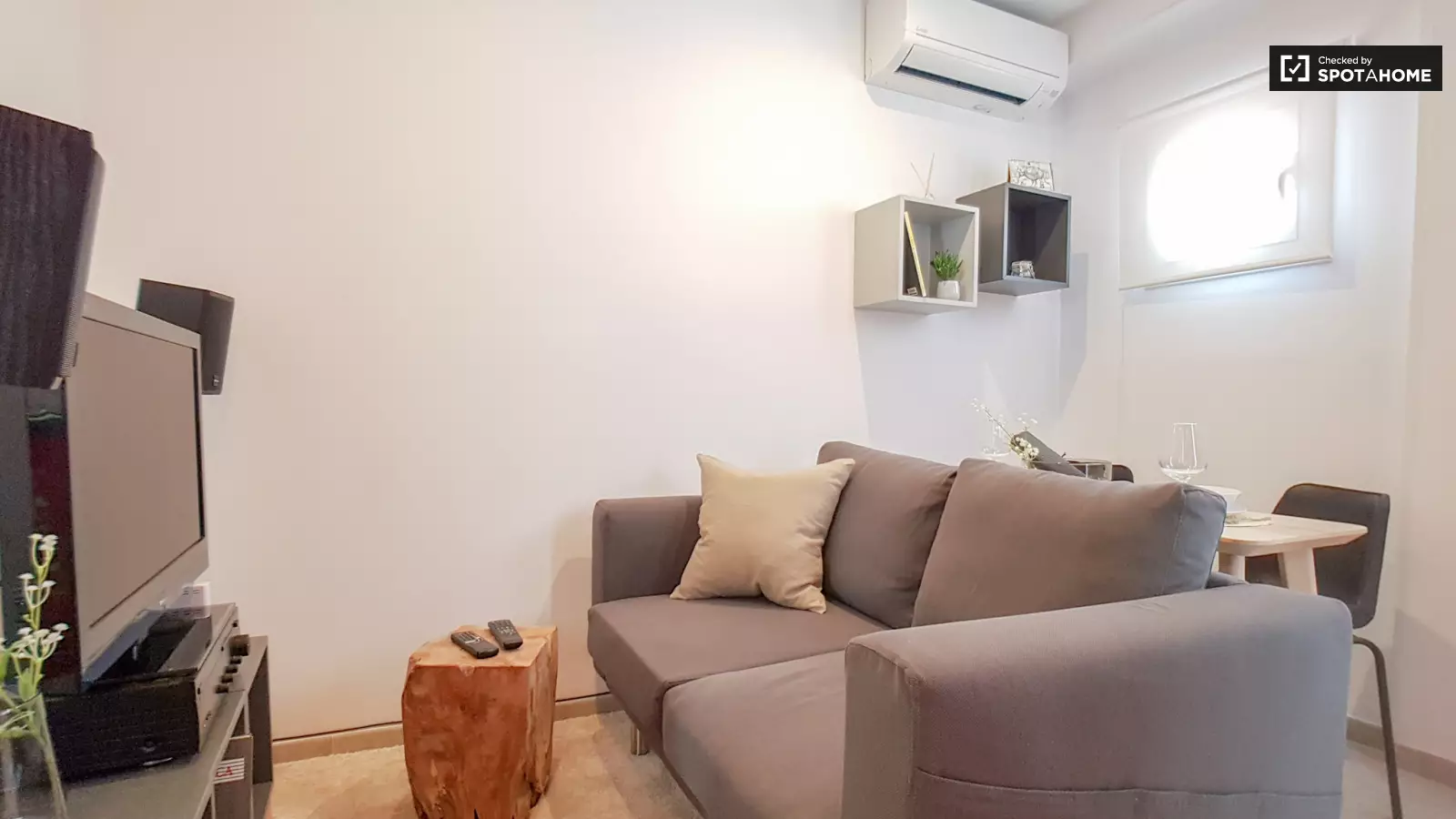 Piso de 1 dormitorio amueblado en Ciutat Vella, 36 m² · 3