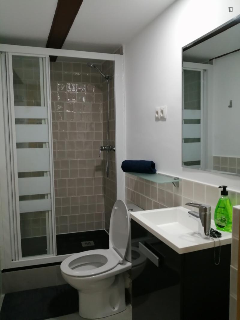 Furnished room in a 4-person shared flat in Ciutat Vella · 2