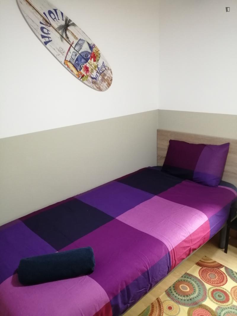 Furnished room in a 4-person shared flat in Ciutat Vella · 4