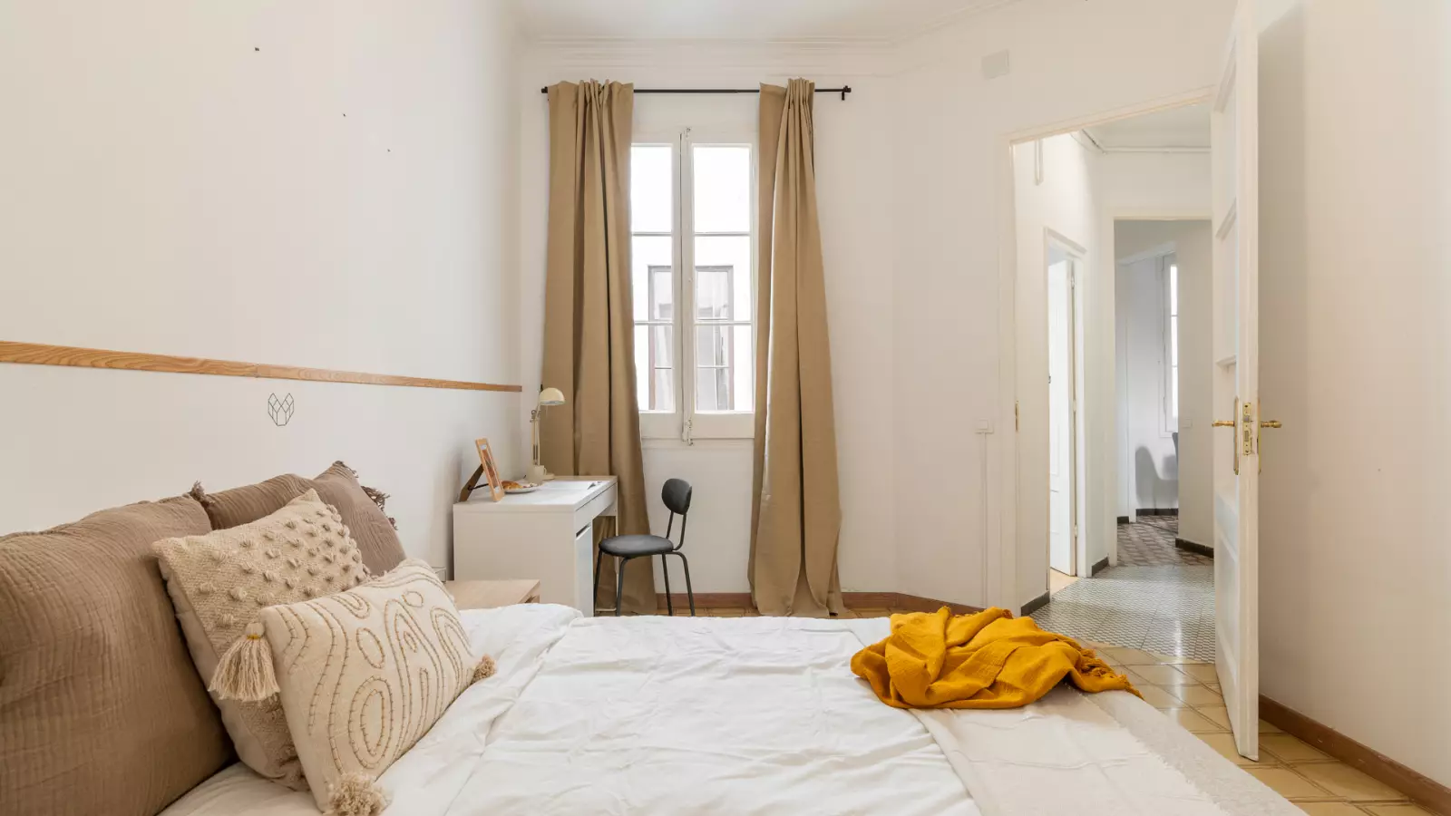Furnished room in a shared flat in Ciutat Vella · 4