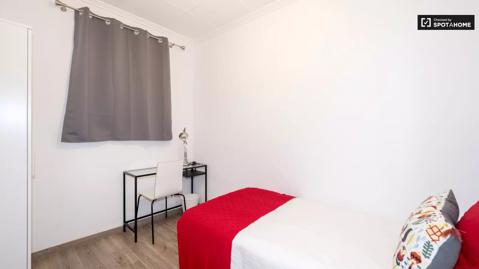 Habitación amueblada en piso compartido en Eixample · 2