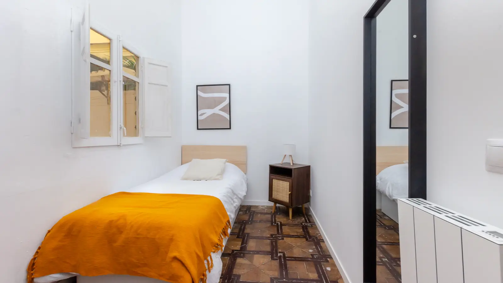 Habitación amueblada en piso compartido en Eixample · 2