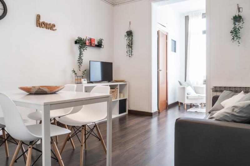 Habitación amueblada en piso compartido de 6 personas en Eixample · 2