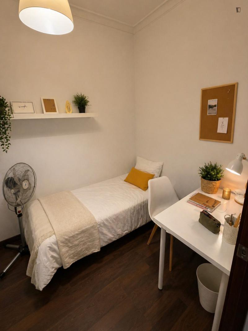 Habitación amueblada en piso compartido de 6 personas en Eixample · 3