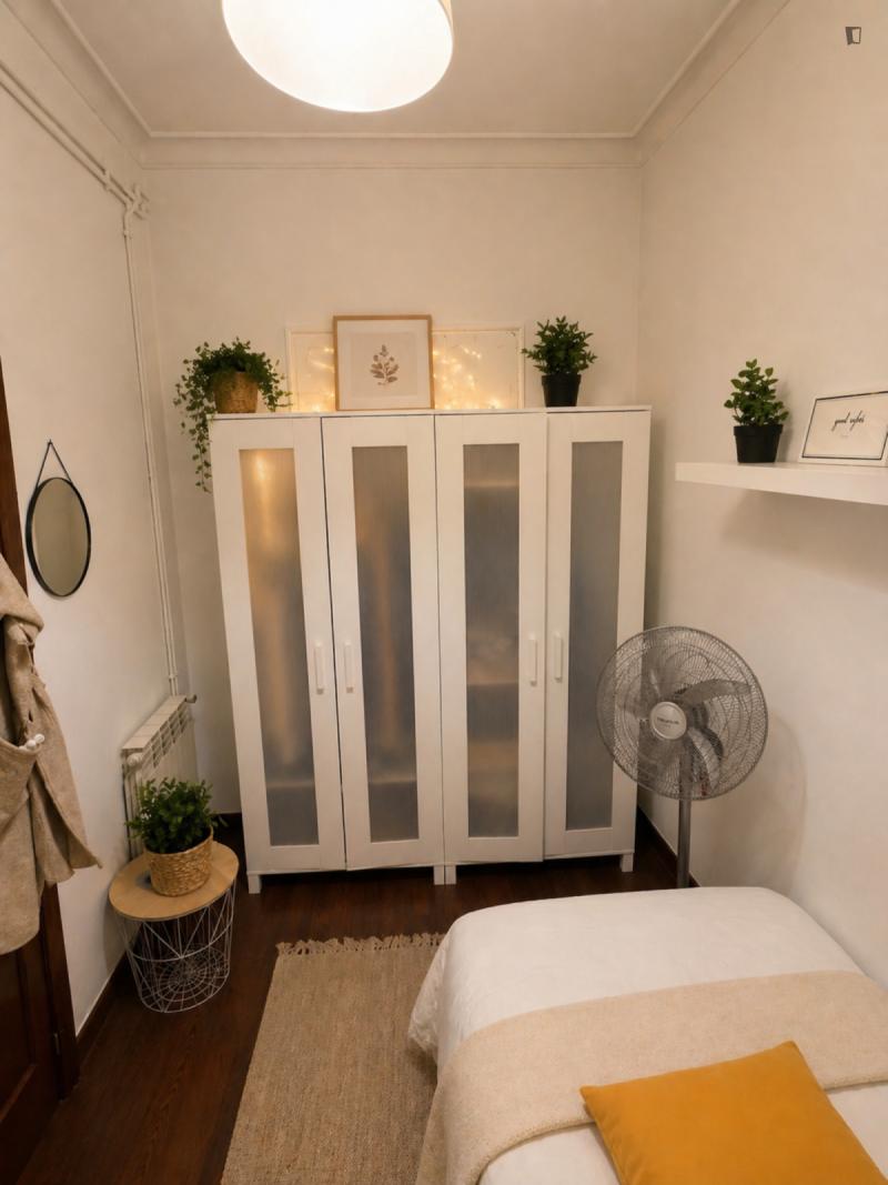 Habitación amueblada en piso compartido de 6 personas en Eixample · 4