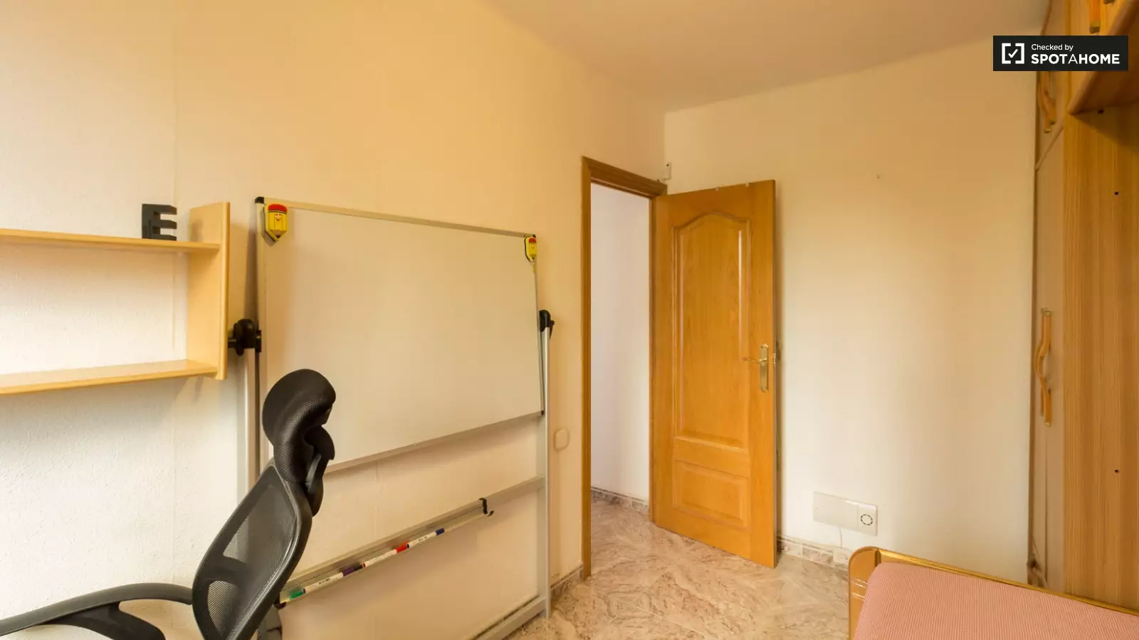 Furnished room in a 3-person shared flat in L'Hospitalet · 2