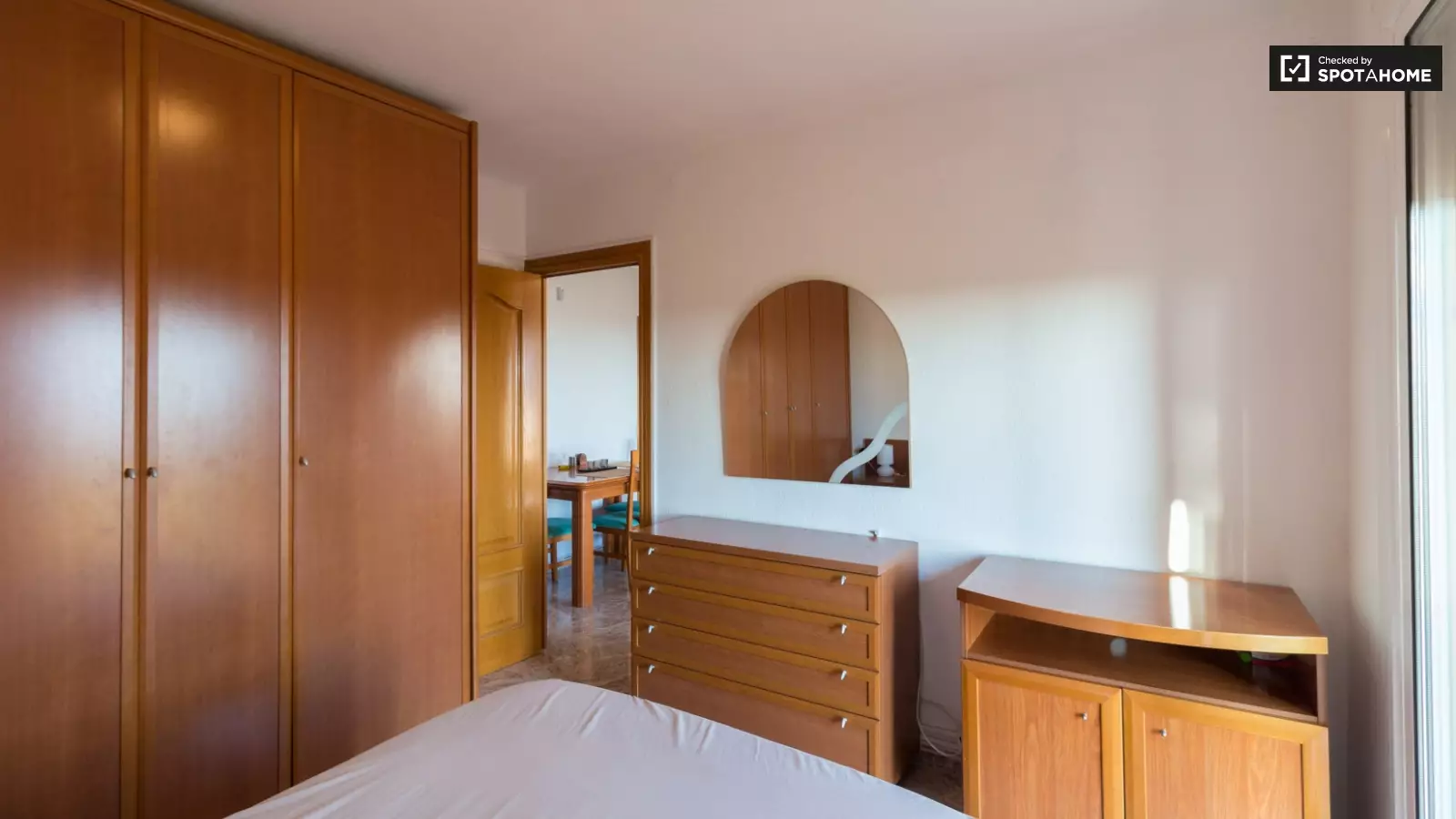 Furnished room in a 3-person shared flat in L'Hospitalet · 4