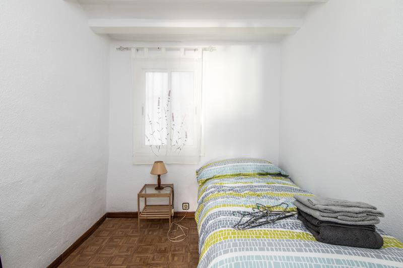 Habitación amueblada en piso compartido de 5 personas en Ciutat Vella · 2