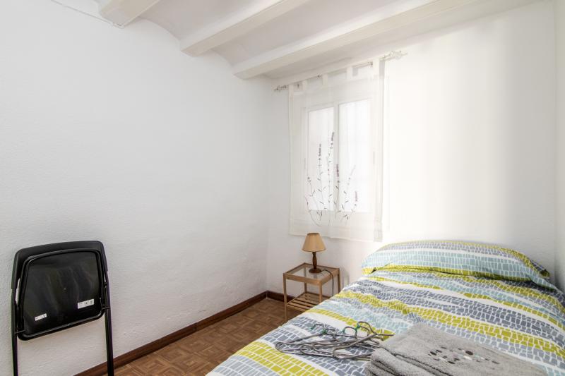 Habitación amueblada en piso compartido de 5 personas en Ciutat Vella · 3