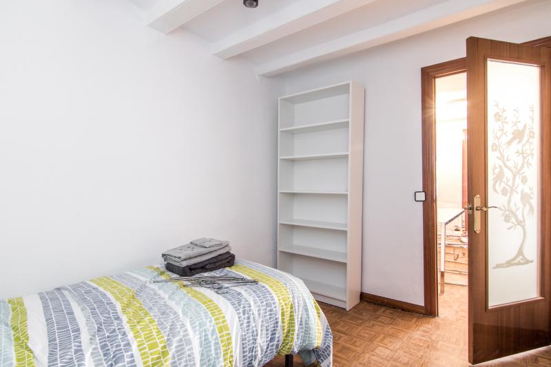 Habitación amueblada en piso compartido de 5 personas en Ciutat Vella · 4