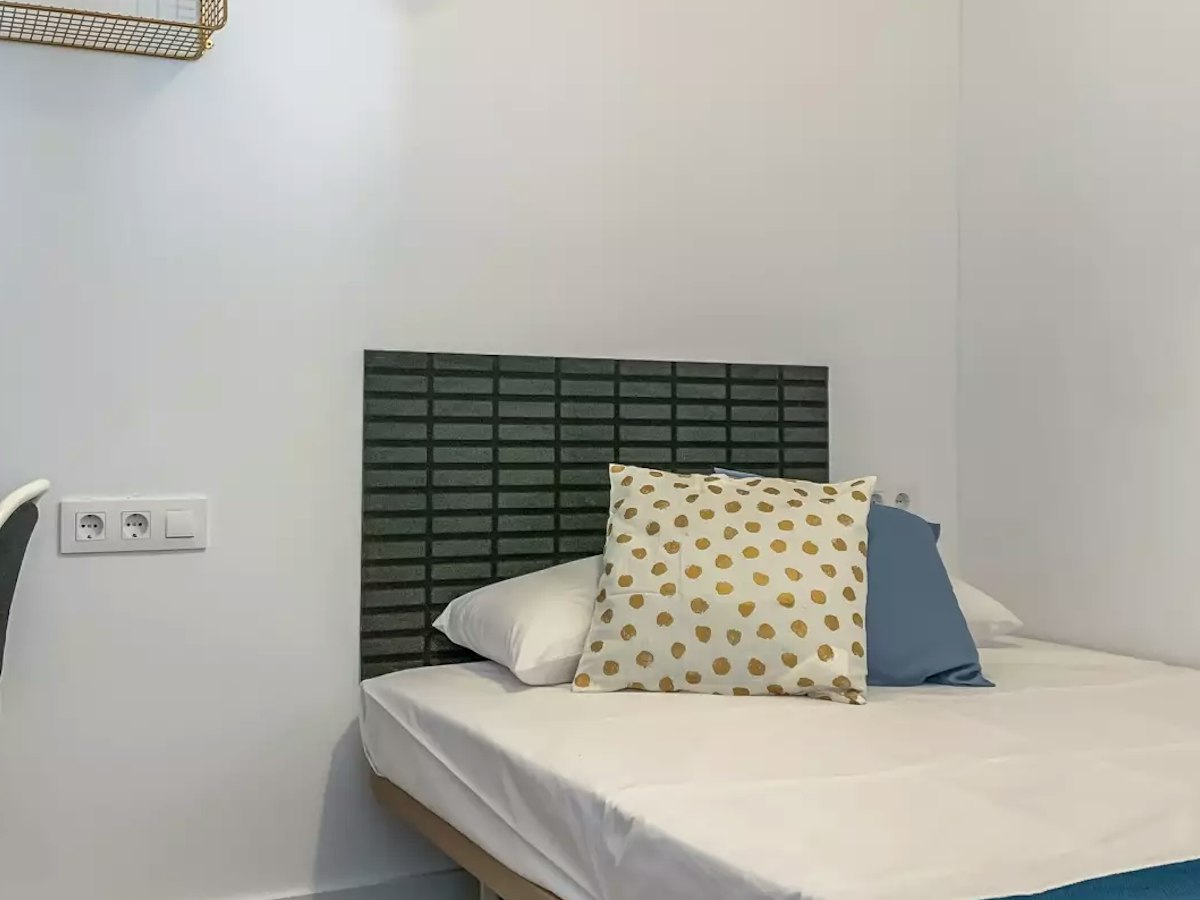 Furnished room in a 5-person shared flat in L'Hospitalet