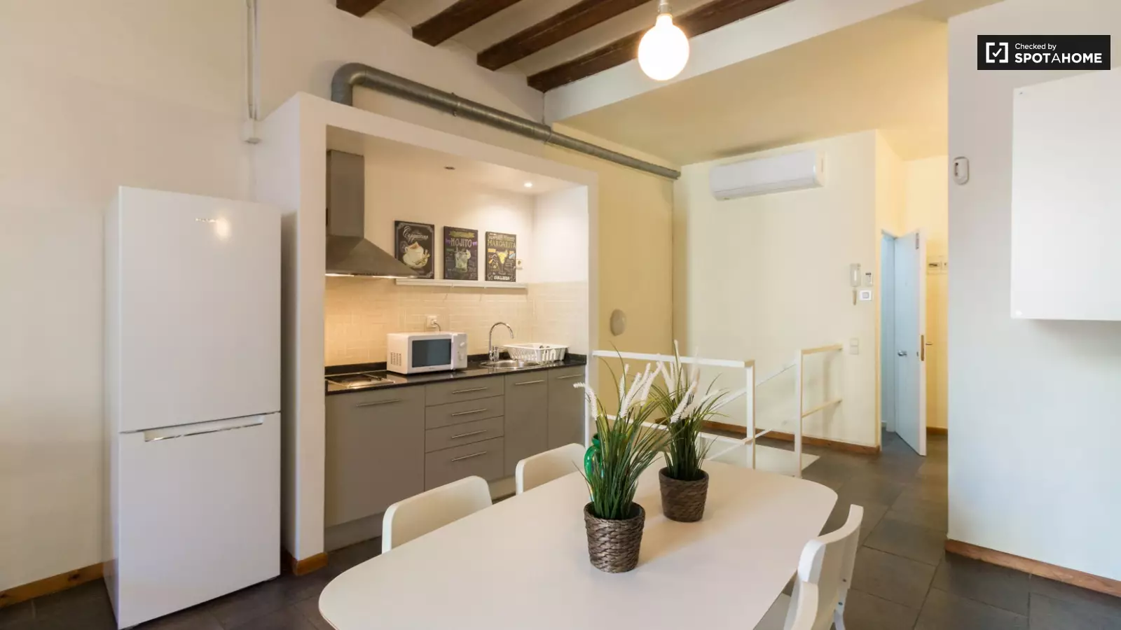 Piso de 1 dormitorio amueblado en Ciutat Vella, 55 m² · 3