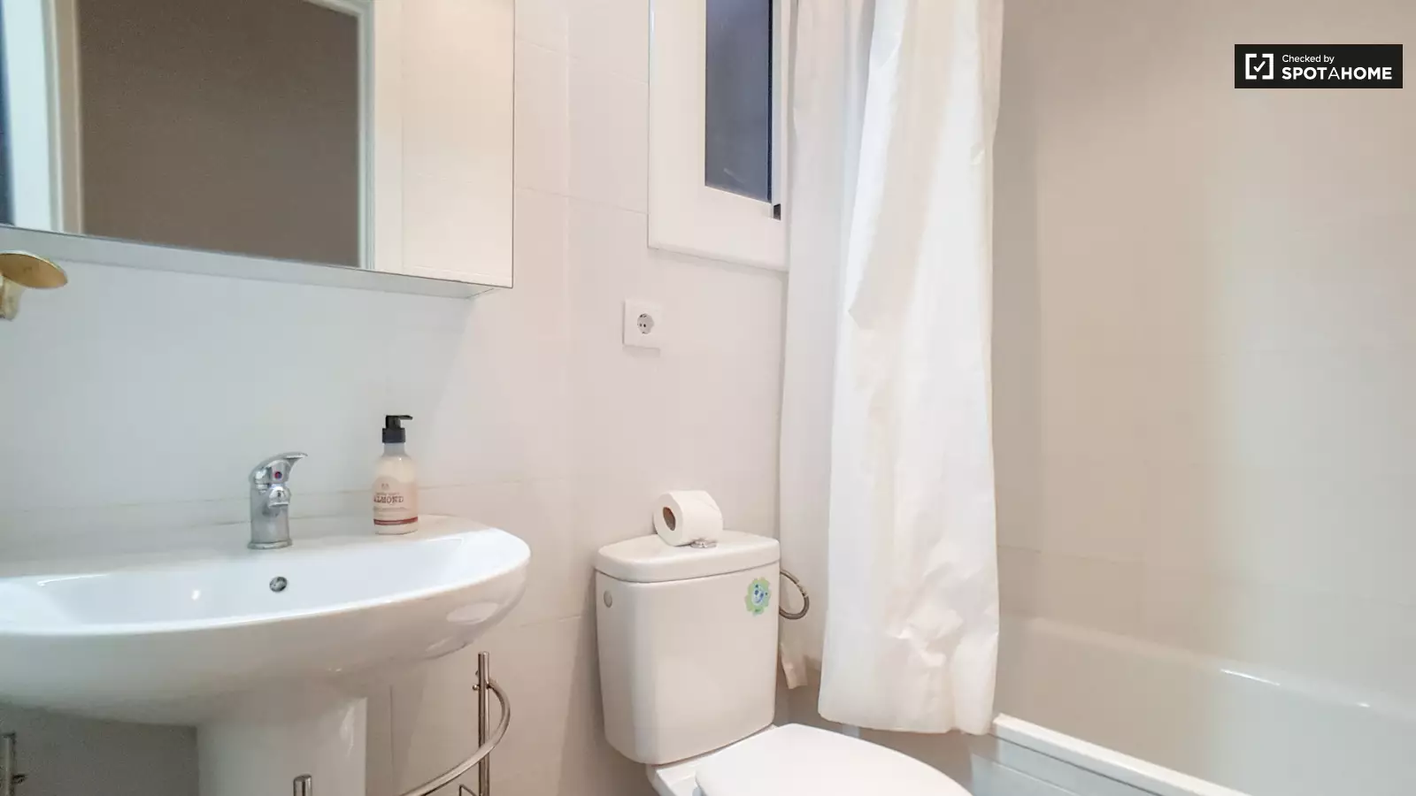 Furnished 3-bedroom flat in Eixample, 75 m² · 2