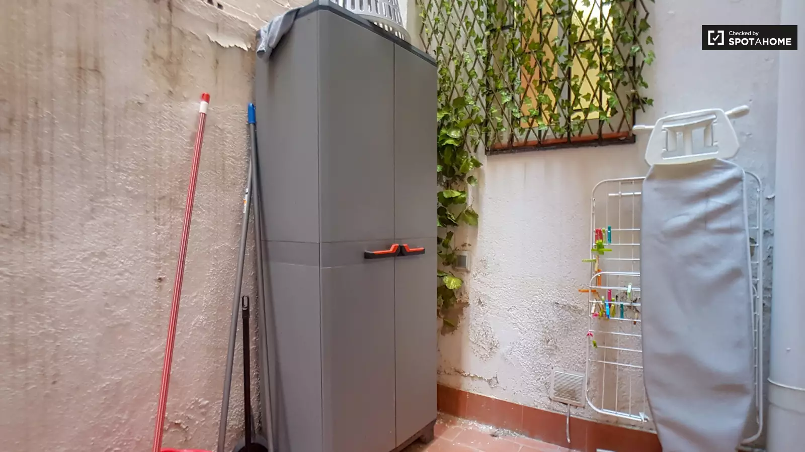 Furnished 3-bedroom flat in Eixample, 75 m² · 3