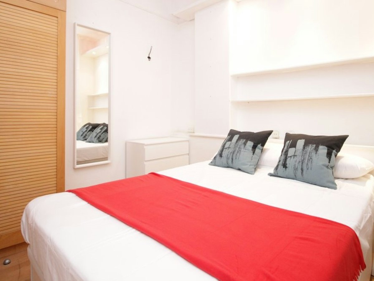 Furnished room in a 8-person shared flat in Eixample · 2