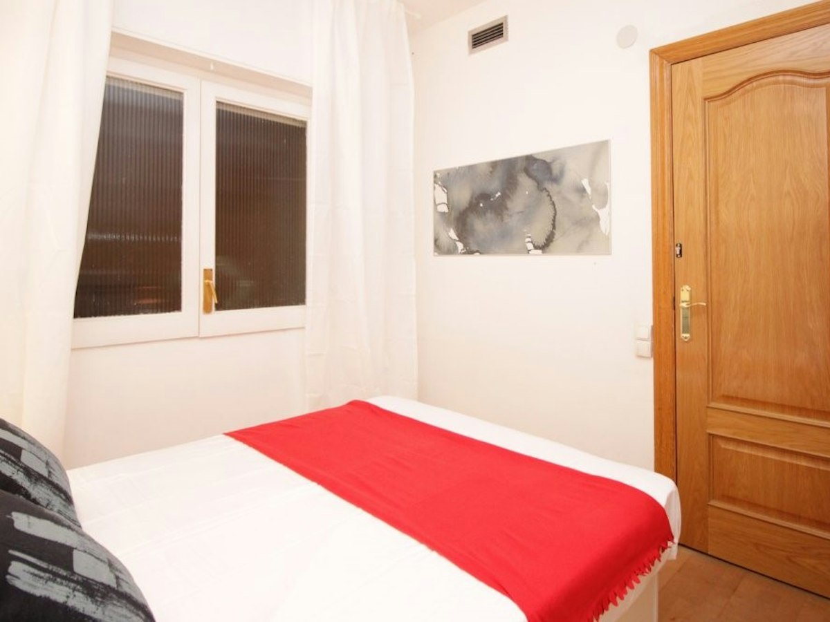 Furnished room in a 8-person shared flat in Eixample · 3