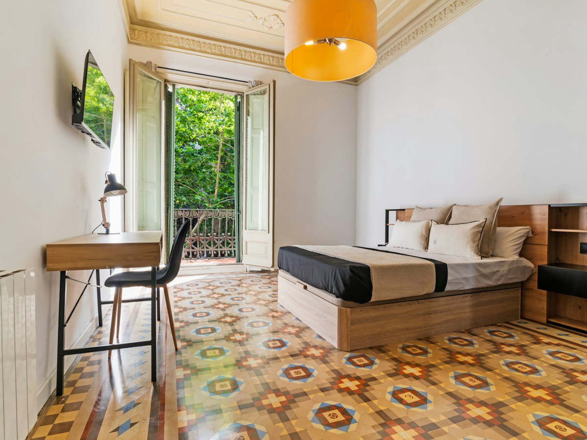 Habitación amueblada en piso compartido de 9 personas en Eixample