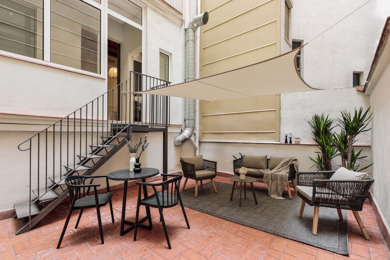 Furnished 3-bedroom flat in Eixample, 67 m² · 2