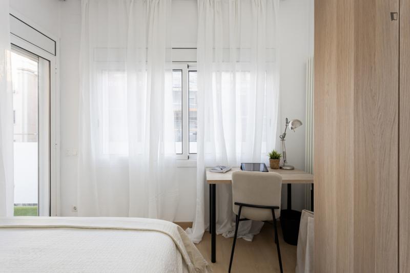 Habitación amueblada en piso compartido de 4 personas en Eixample · 2
