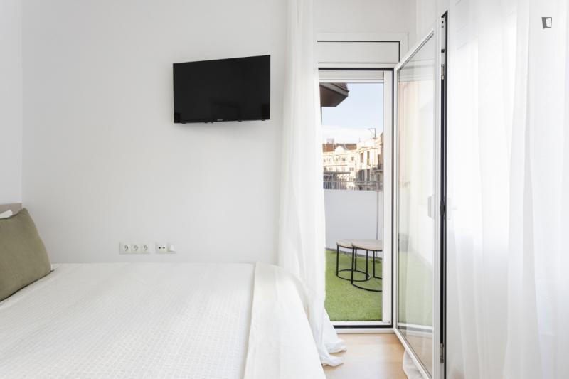 Habitación amueblada en piso compartido de 4 personas en Eixample · 4