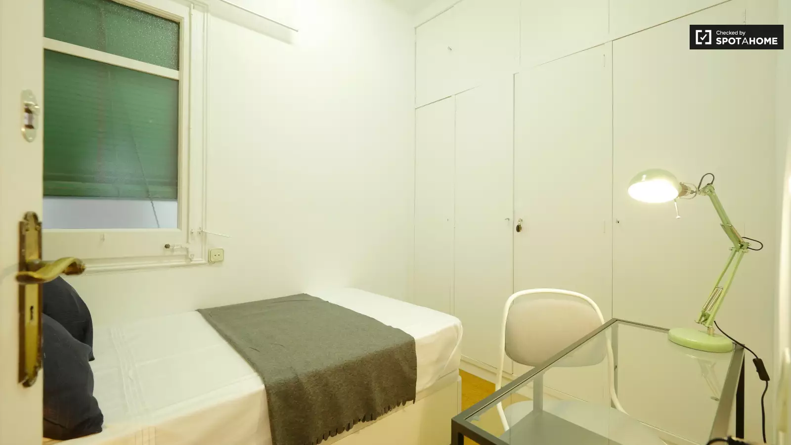 Habitación amueblada en piso compartido en Eixample · 2