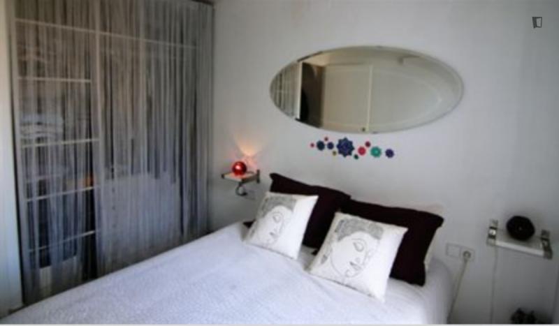 Furnished 1-bedroom flat in Sants-Montjuïc · 3