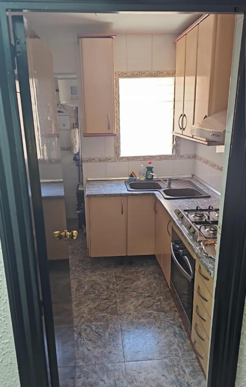 Habitación amueblada en piso compartido de 4 personas en Ciutat Vella · 3