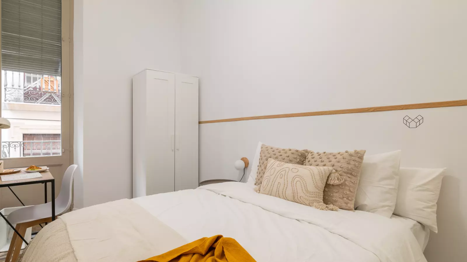 Furnished room in a 5-person shared flat in Ciutat Vella · 2
