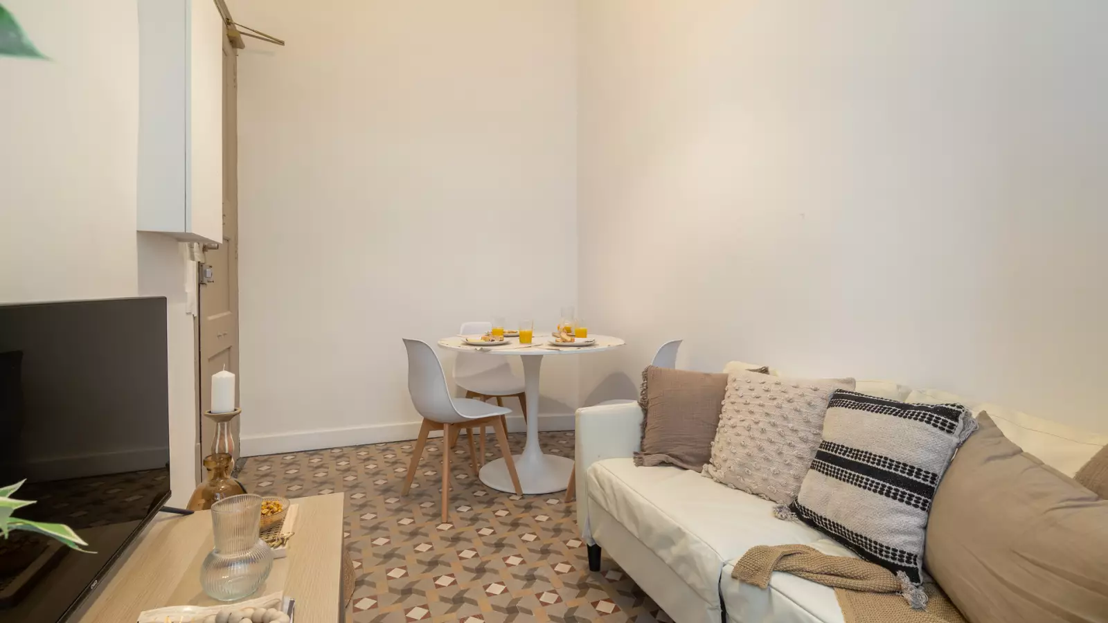 Furnished room in a 5-person shared flat in Ciutat Vella · 3