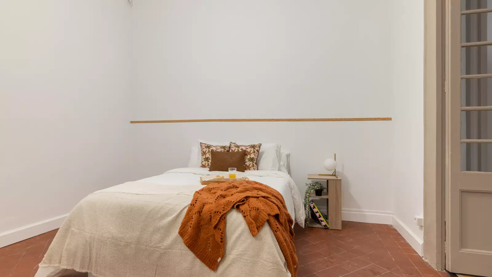 Furnished room in a 5-person shared flat in Ciutat Vella · 4