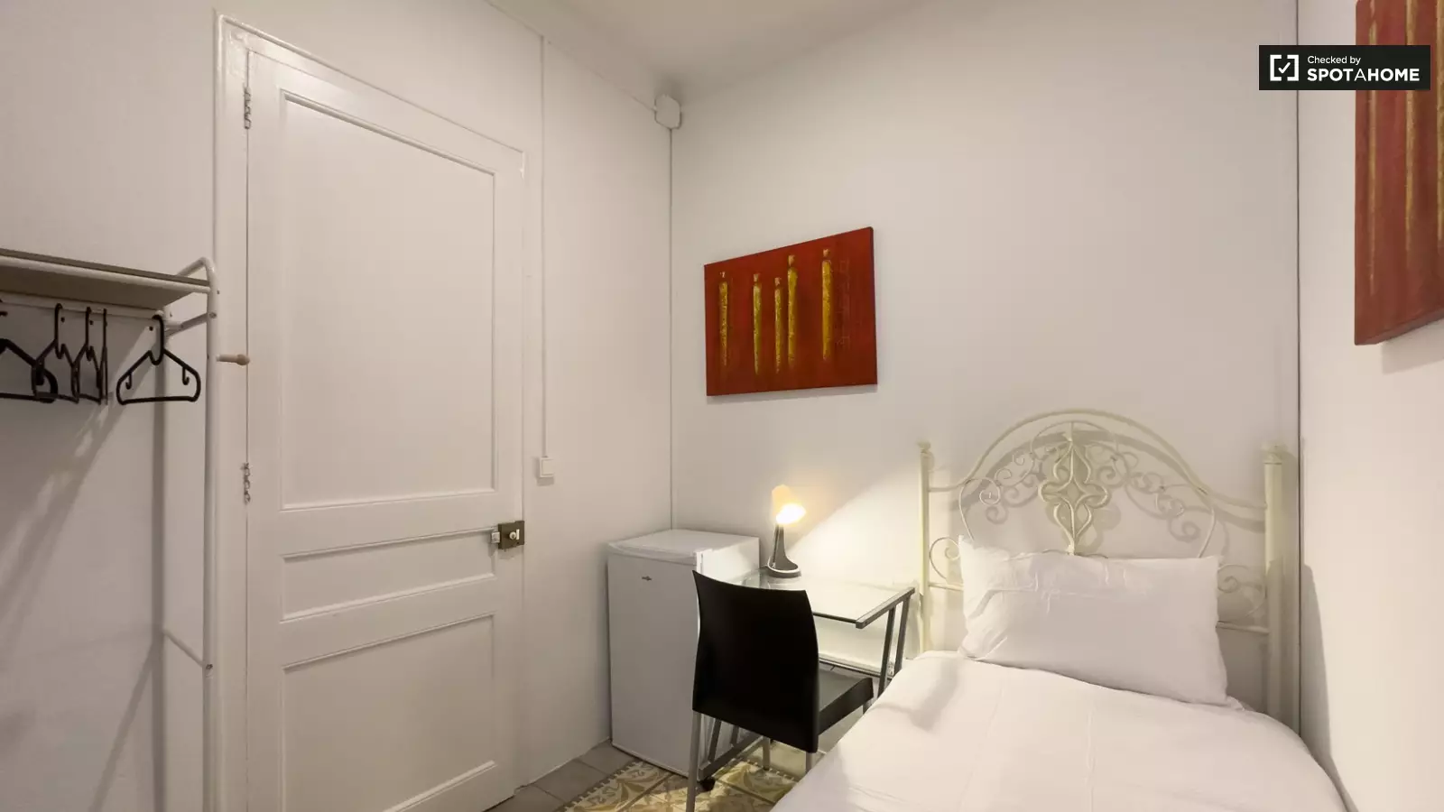 Habitación amueblada en piso compartido de 9 personas en Les Corts · 2
