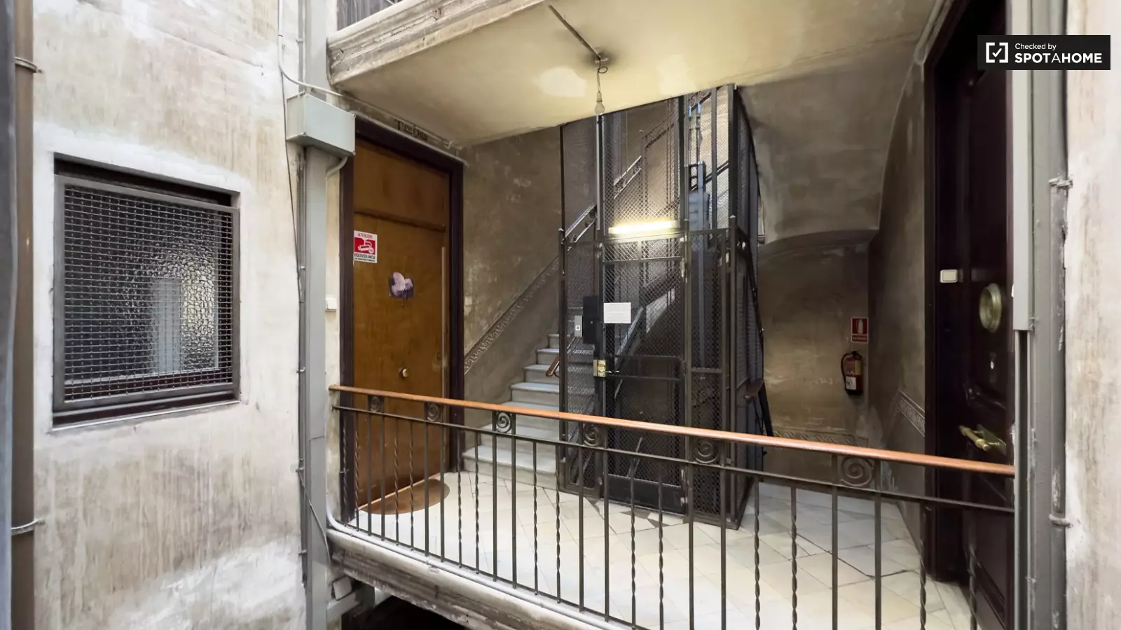 Habitación amueblada en piso compartido de 9 personas en Les Corts · 3