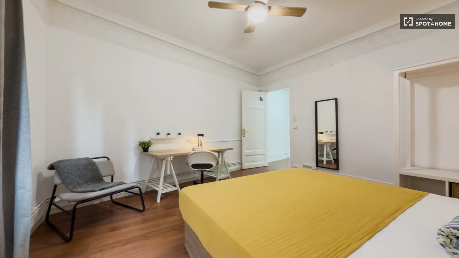 Furnished room in a 7-person shared flat in Ciutat Vella · 2