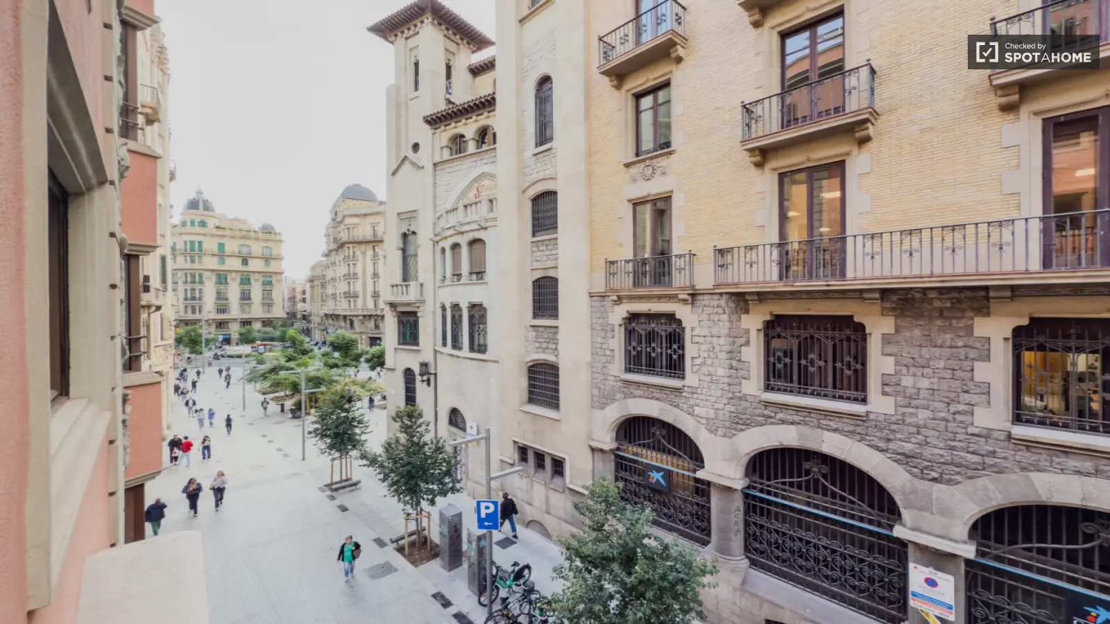 Furnished room in a 7-person shared flat in Ciutat Vella · 3