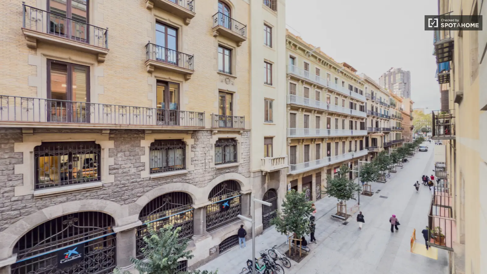 Furnished room in a 7-person shared flat in Ciutat Vella · 4