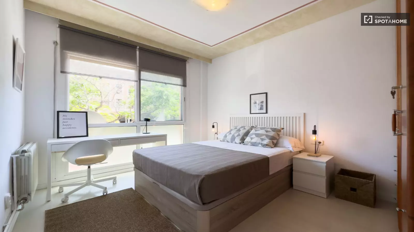 Furnished room in a shared flat in Sants-Montjuïc · 3