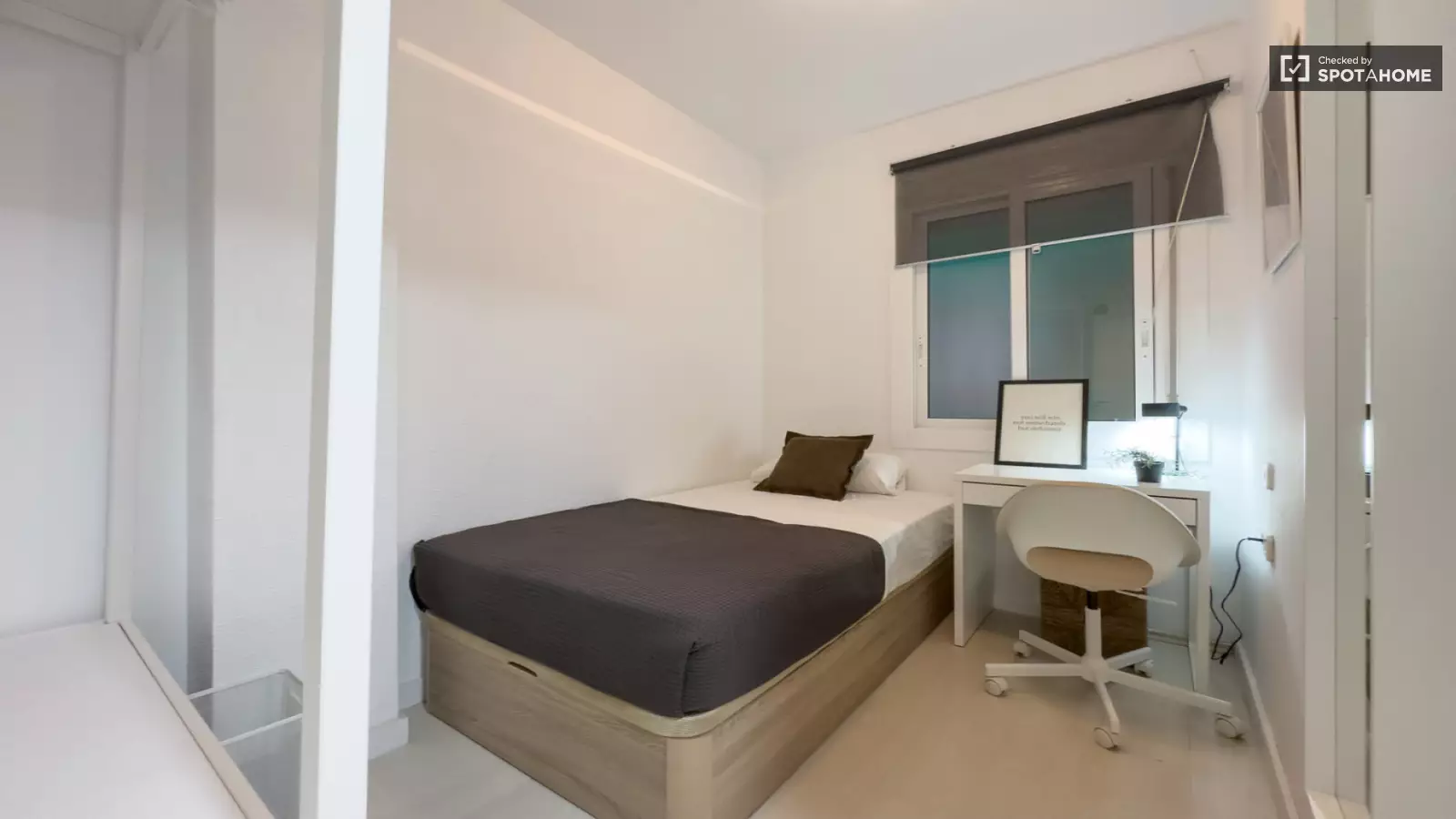Furnished room in a shared flat in Sants-Montjuïc · 4