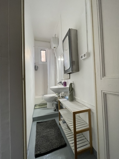 Room in a 3-person shared flat in Eixample · 3