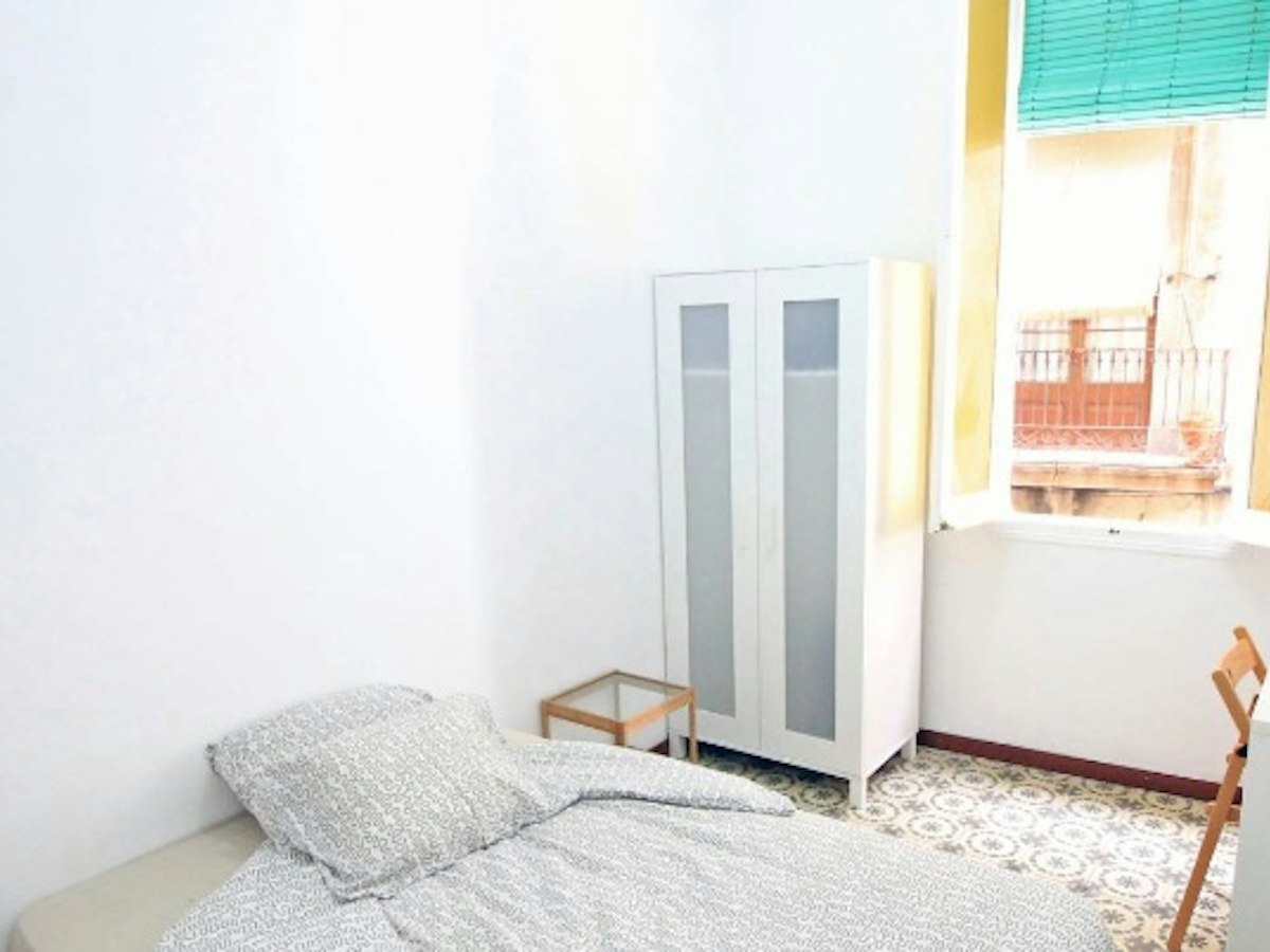 Habitación amueblada en piso compartido de 4 personas en Ciutat Vella · 2