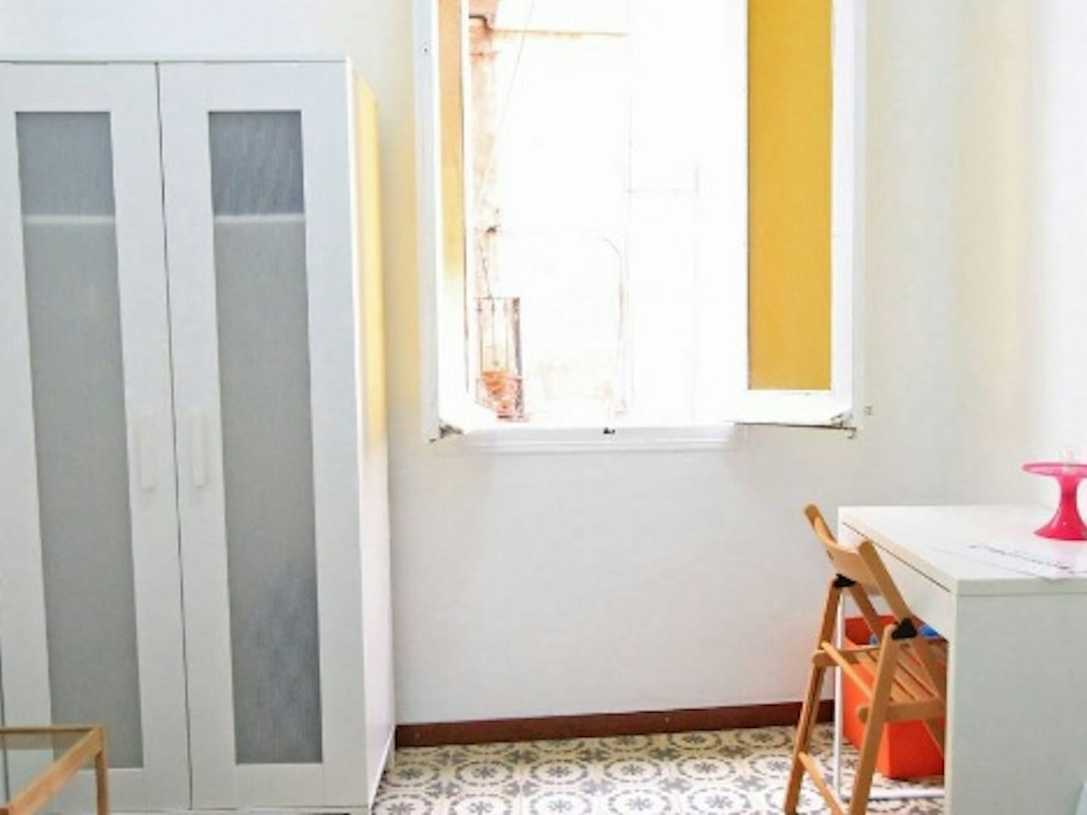 Habitación amueblada en piso compartido de 4 personas en Ciutat Vella · 3